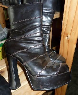 Schuhe für Miss Bitch: Plateaustiefel und Ankle Boots