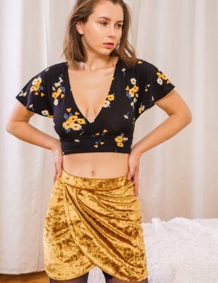 Sophia im goldschwarzen Outfit