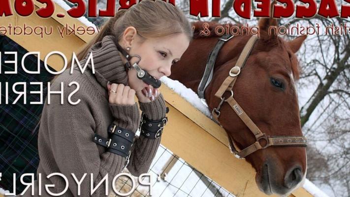 Ponygirl im Rollkragenpullover