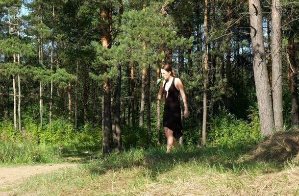 Mädchen pinkelt in der Natur / Zieht sich aus und pinkelt