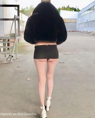 Chica calva modelo de piel y microfalda y más.