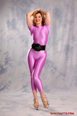 Mary - Tenue en spandex violet brillant