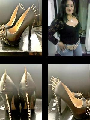 Die Dame Heels Geschenke machen (Herrin)
