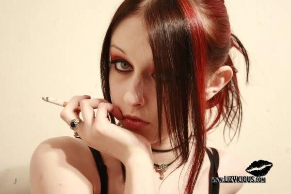 LIZ VICIOUS FUMAR, PEQUENO, AGRADÁVEL, GÓTICO E QUENTE!