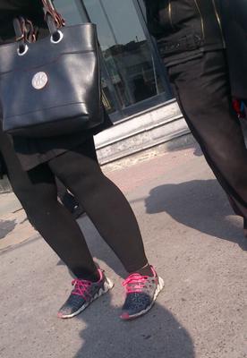 Mulher persa (iraniana) sincera na rua com meias fedorentas