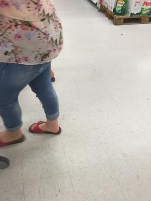 Vue sur la rue des chaussures Birkenstock et Sabots