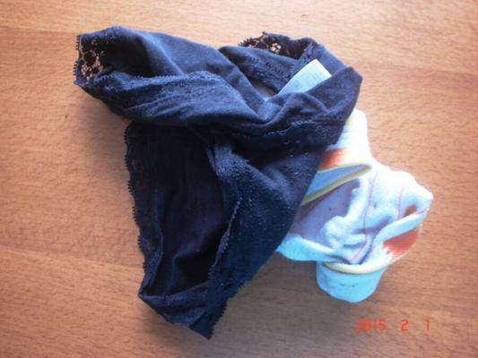 ..heute neue schmutzige und stinkende schwarze Unterhosen..