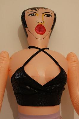 Boneca do amor asiática top preto e saia roxa