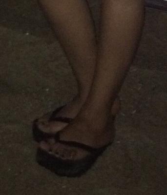 Más chanclas plataforma negras