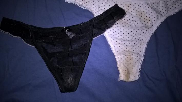 汚れたパンティーを見つける