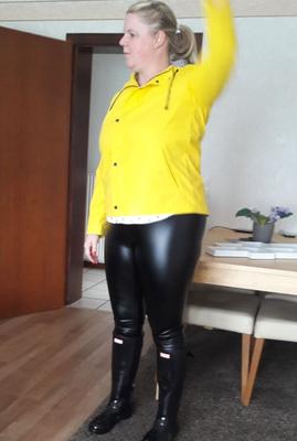 Fetisch Dame in Gummi unterwegs