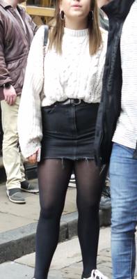 Ado en collants et jupe courte en jean