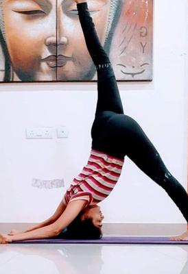 KÖRPER: Schönheit des Desi Yoga! 