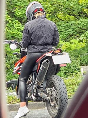 率直なレザーレギンスシャイニー