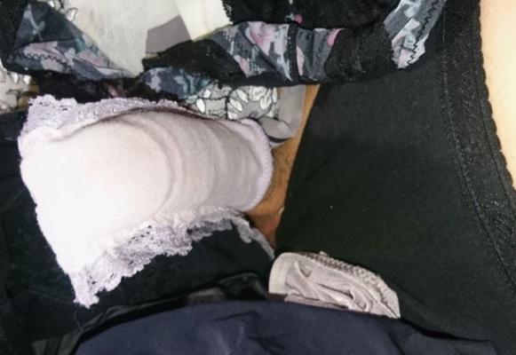 汚れたパンティーで変態とオナニー