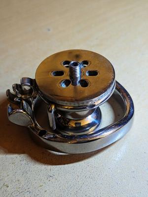 Nueva Jaula Invertida con Consolador de Silicona