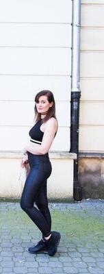 Girl With Big Ass and Black Air Max