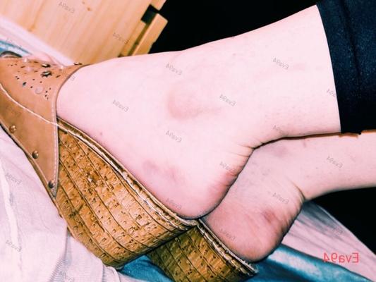 Eva pieds