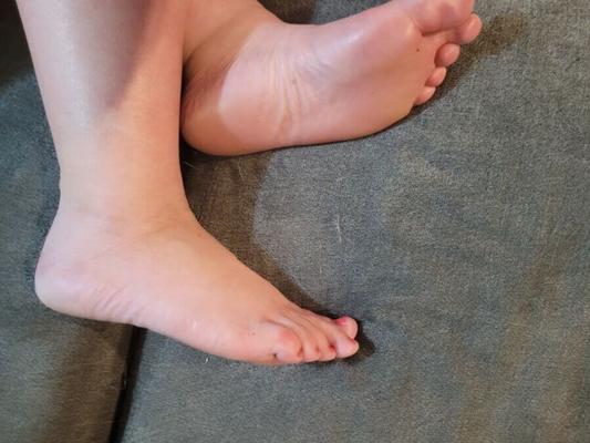 Die Füße der Frau warten auf einen großen Schwanz