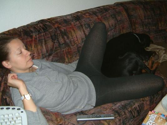 Una chica con medias grises.