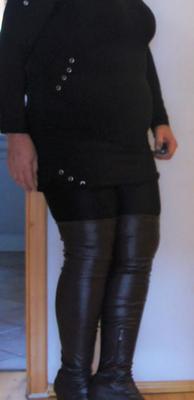CD Hure Manuela dans une tenue noire et une nouvelle plate-forme Overknees