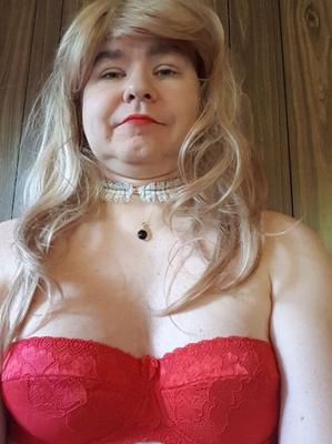 Sissy a un nouveau soutien-gorge rouge