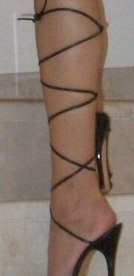 Göttin mit High-Heels-Sandalen