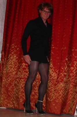 Caroline in dunklem Schwarz