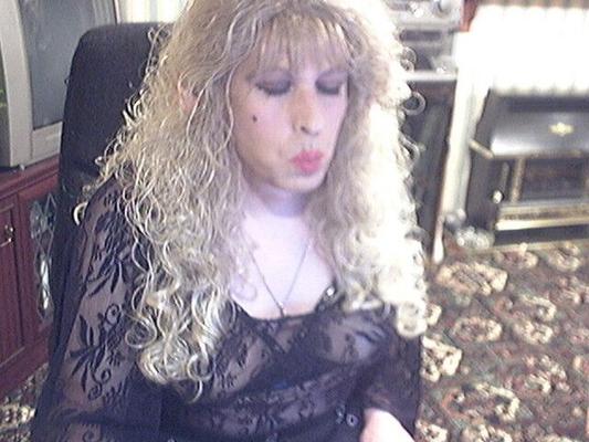 Sissy bereit für Sahne