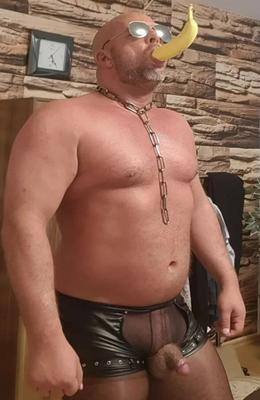 The slave faggot loves to play with Bananas
