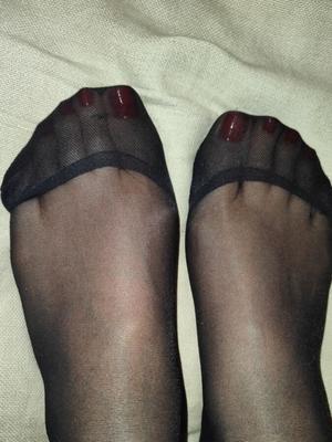 Freundin Nylonfüße in schwarzen Nylonsocken HUT-Fetisch für Kommentar