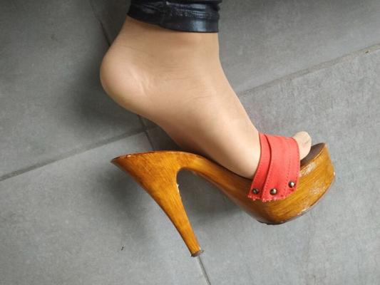 High Heels Pantoletten aus rotem Holz