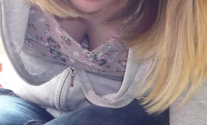 セクシーなスラッツの胸の谷間