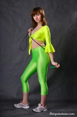 Posando en spandex verde brillante