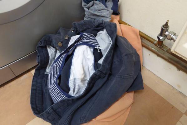 Schlüpfer in den schwarzen Jeans der Freundin gelassen
