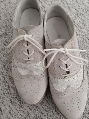 Sapatos gastos e meias fedorentas