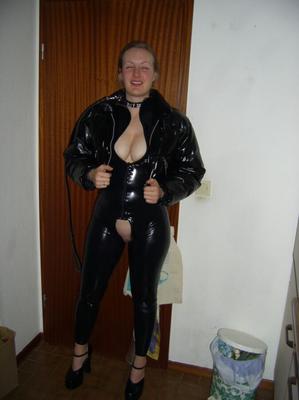 betrunkene Pisshure in Latex