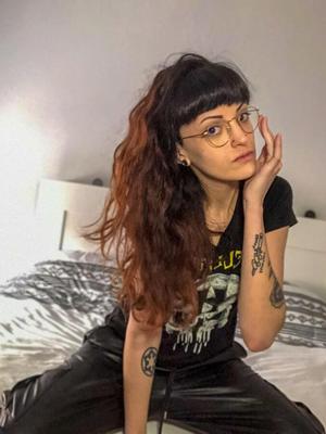 Suicide Girls - Shayce - Preto e vermelho