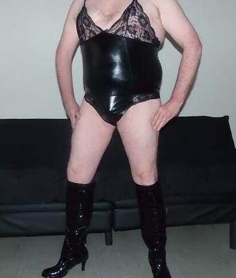 Sissy Andy Burt em roupas de fetiche de vinil