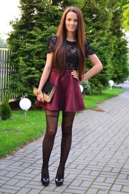Brünette in schwarzen High Heels