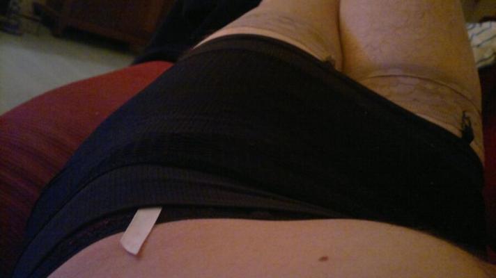 Sissy courte, stricte et lacée rose