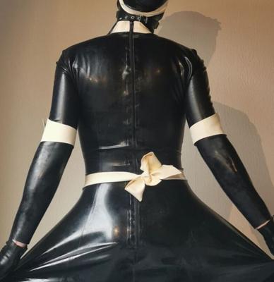 Criada de látex babeante vestida de goma completa