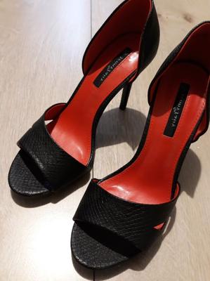 Bonitas sandalias negras.