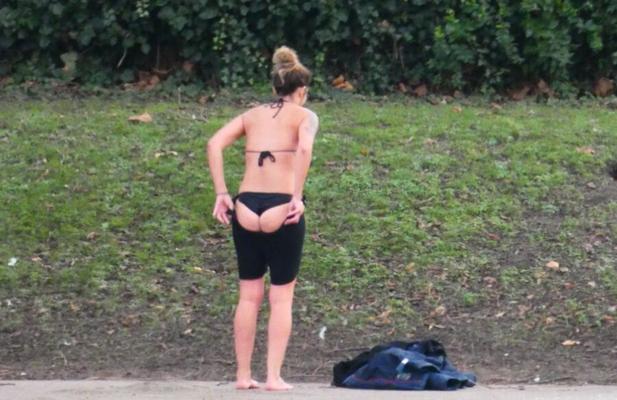 Belleza de tanga negra, natación de febrero.