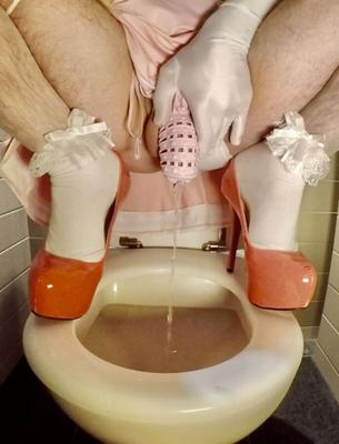Sissy Minx – Brave Mädchen hocken sich zum Pinkeln hin!