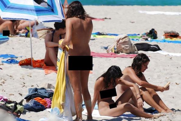 Zensiert – Drei Mädchen zeigen ihre Körper am FKK-Strand
