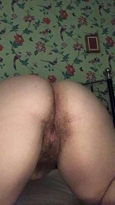 Eine wunderschöne BBW, die völlig entblößt ist