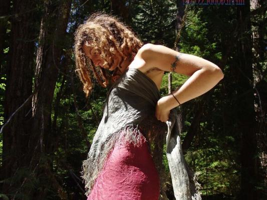Hippie-Göttin, Edelstein, groß, behaart, dünn, Dreadlocks, Teil im Freien