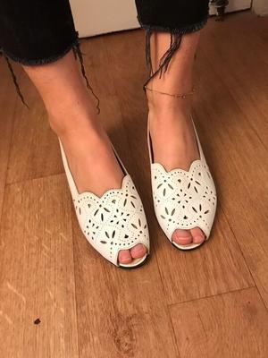 トップの足、つま先、ヒール、ウェッジサンダル、セクシーではないフラットシューズ - ギャル