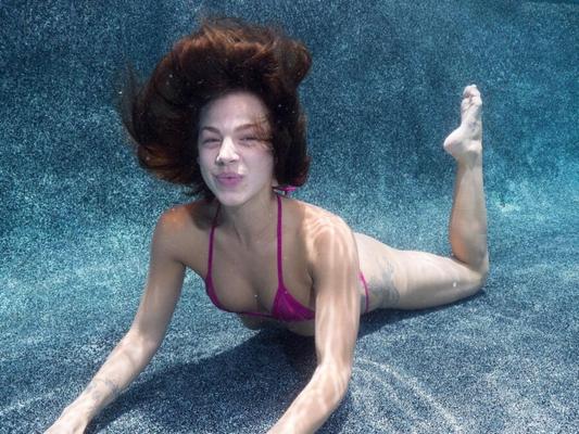 chicas bajo el agua